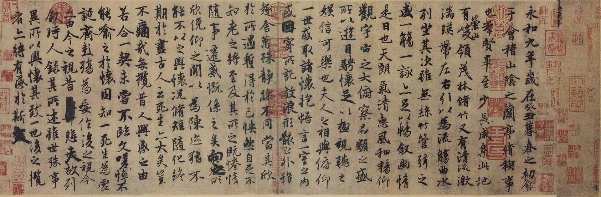 传为唐冯承素摹本（神龙本）的《兰亭集序》长卷：行书二十八行，字势欹侧流美，行距疏朗，卷上布满历代鉴藏印章